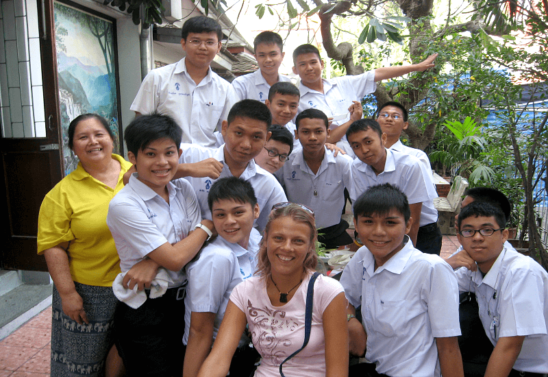 best-travel-tips-working-holiday-in-bangkok (1) caz with her students in Bangkok