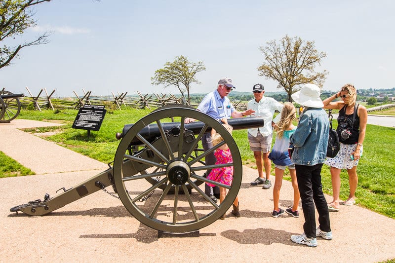 family on tour looking at cannon at Gettysburg