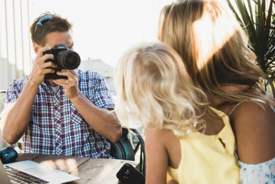 photography-tips man taking a picture of a girl