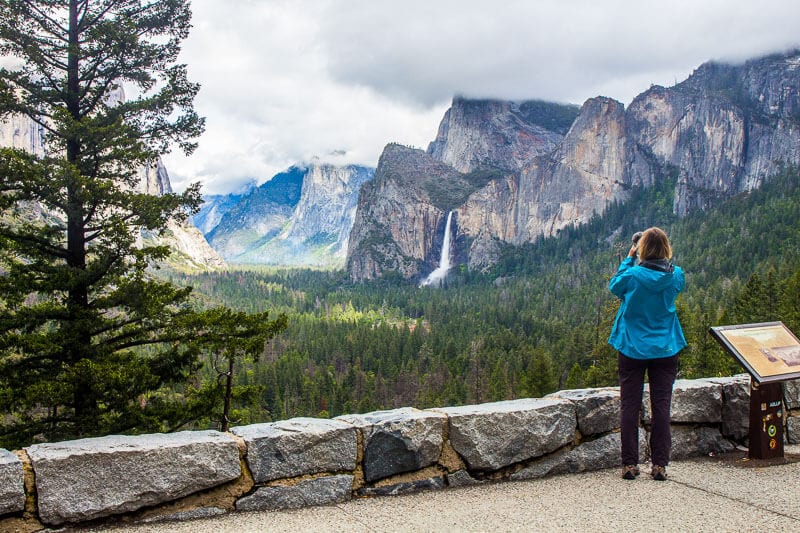 lady looking at Tunnel View of Yosemite Valley